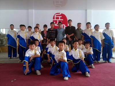 央視7套周導(dǎo)與孩子們親切合影- 湯陰岳飛武術(shù)學(xué)校