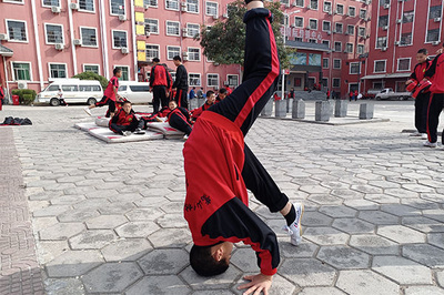 送孩子去嵩山少林寺武校學(xué)少林功夫好嗎?