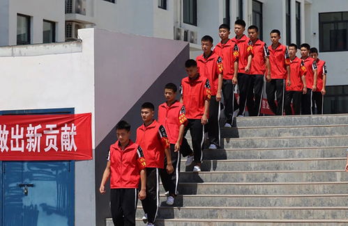 集結(jié)青春力量 登封轉(zhuǎn)移群眾塔溝武校安置點的 志愿紅