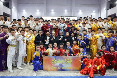 功夫巨星成龍走進(jìn)塔溝武校鳳凰網(wǎng)河南